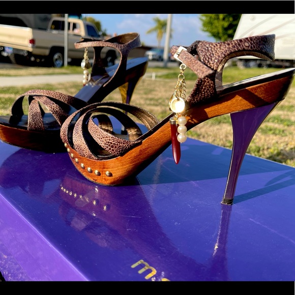 Report Signature Pepper, wood with metal studs and gold heels with charms! 🌶 - Picture 14 of 15